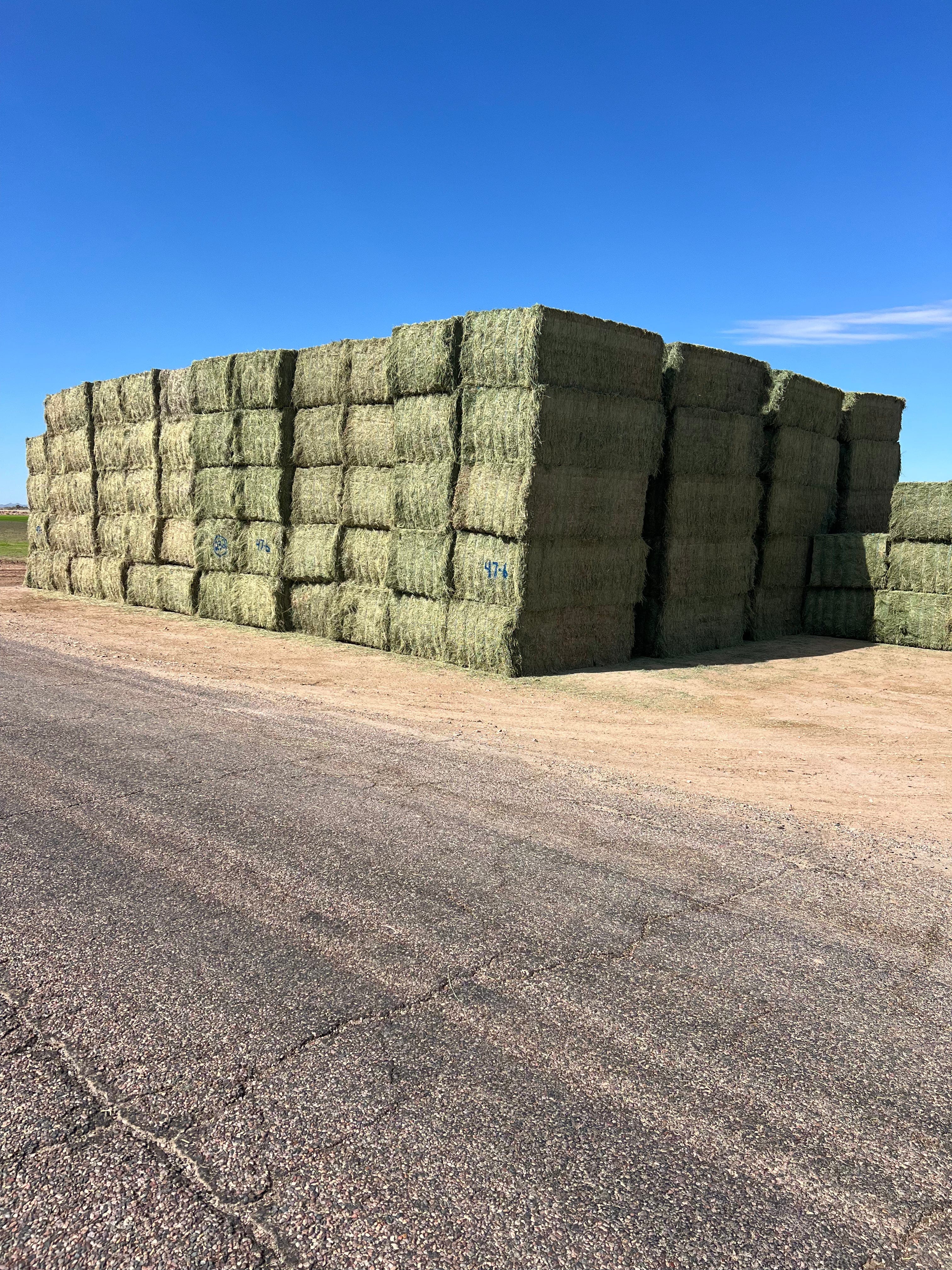 Martinez Farms Big Bale Alfalfa 47-6 Fair AZ Big Bales Alfalfa CP 18 RFV 116 TDN 53 FACS 86/110